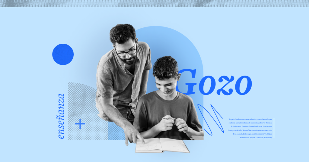 Maestro enseñando a alumno con una libreta. Recuperando el gozo en la enseñanza.